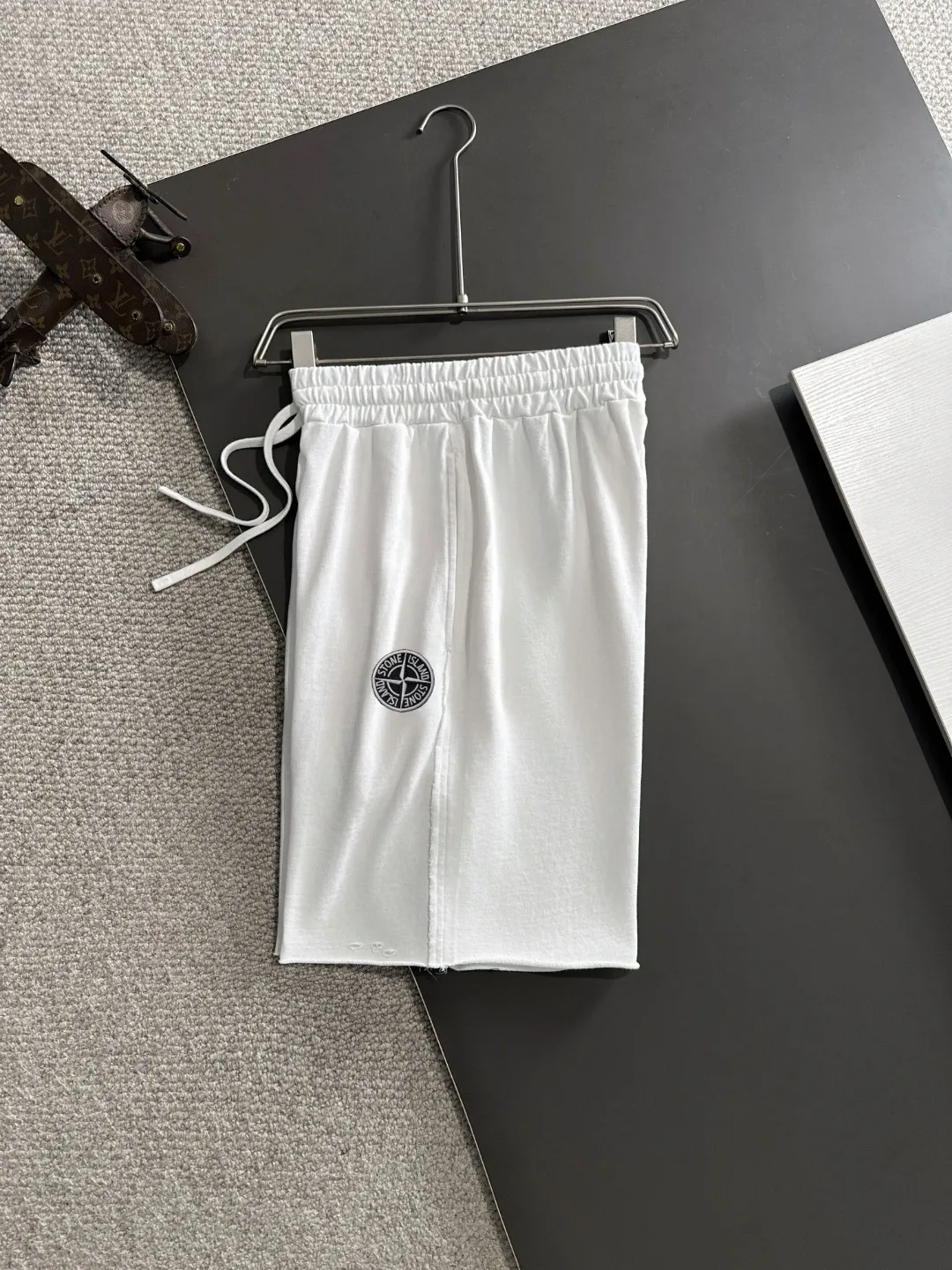 Next day shipment P300 High quality Stone lsland/Stone Island 2025 spring and summer new high-definition elastic band casual solid color loose shorts, made with machines imported from Italy. The hem of the trousers is stitched with two needles. The stitching is fine and firm. The fabric is customized at the counter and is highly breathable and comfortable. The details are impeccable. The brand element design concept reflects high quality. It feels delicate and soft! It presents a casual cut and the upper body shape is great! Size: S-XXL